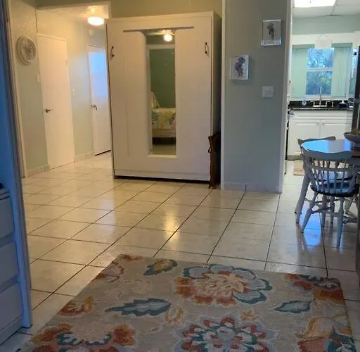 Cozy Coastal Retreat Clearwater Beach