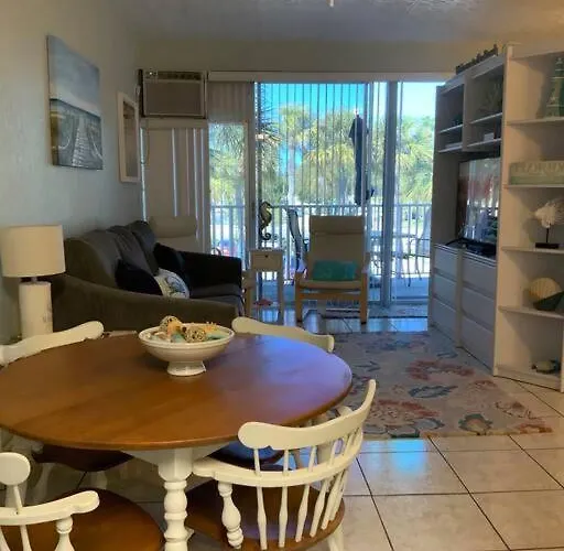 Cozy Coastal Retreat * Clearwater Beach